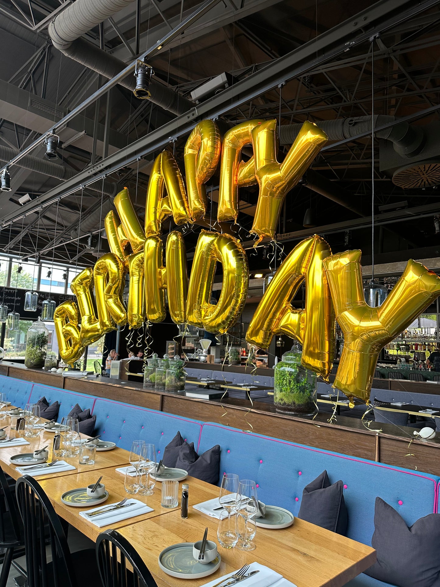 Happy Birthday Ballonschrift – Heliumgefüllt und Fertig Aufgebaut 🎈