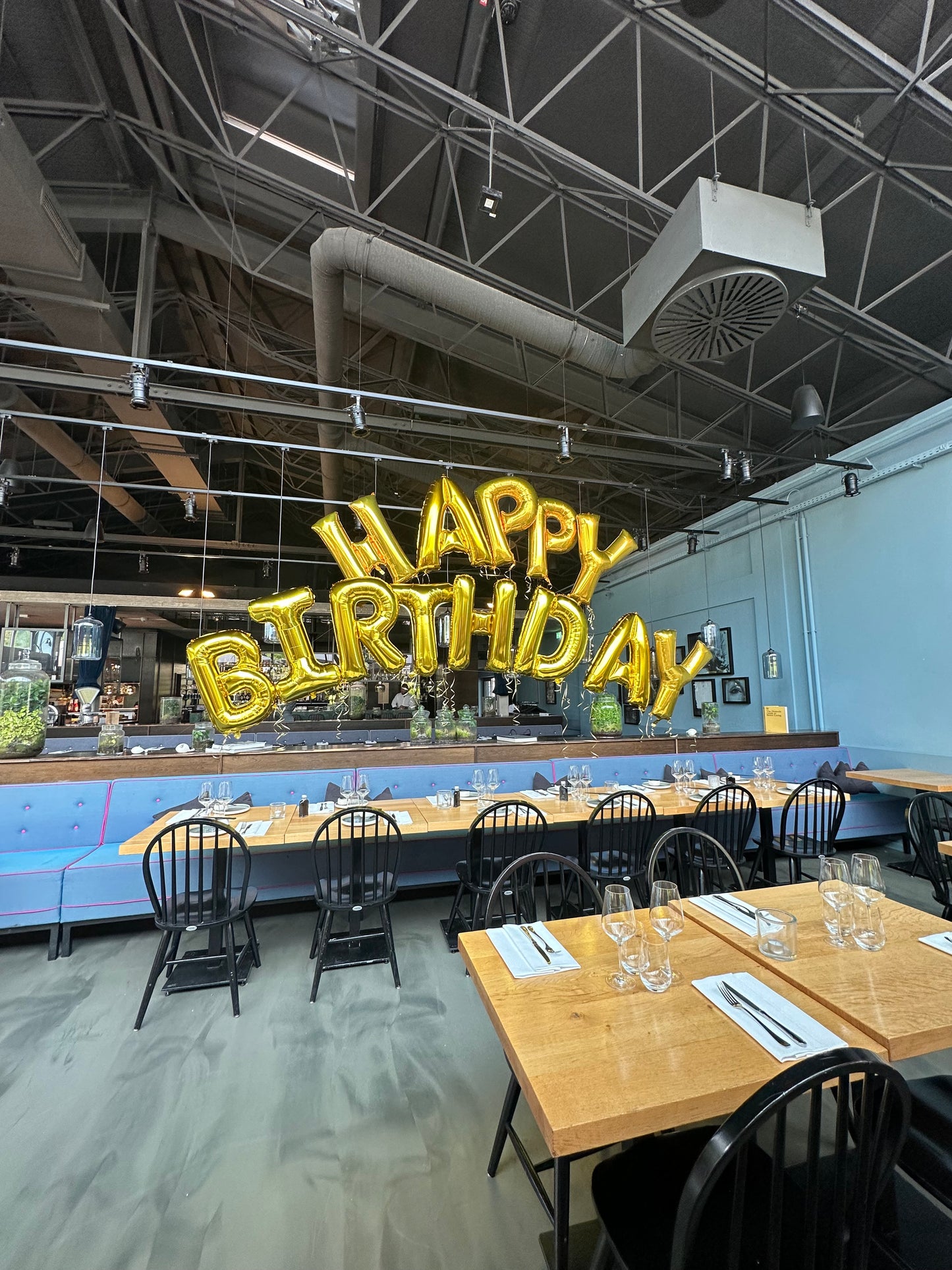 Happy Birthday Ballonschrift – Heliumgefüllt und Fertig Aufgebaut 🎈